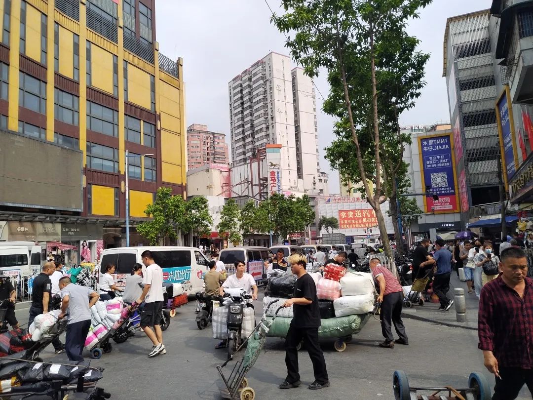 日均出货3000吨广州服装批发圈热闹依旧：不卖美国卖全球